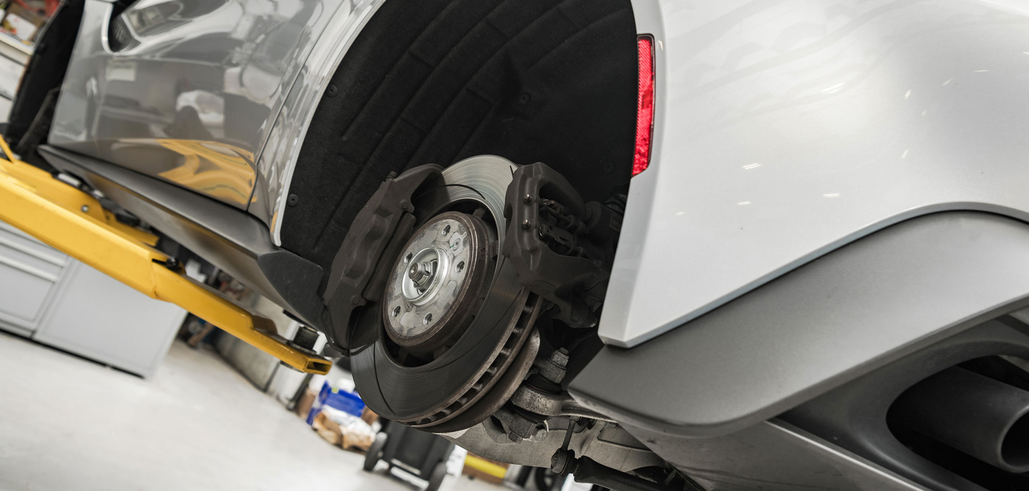 Auto auf einer Hebebühne