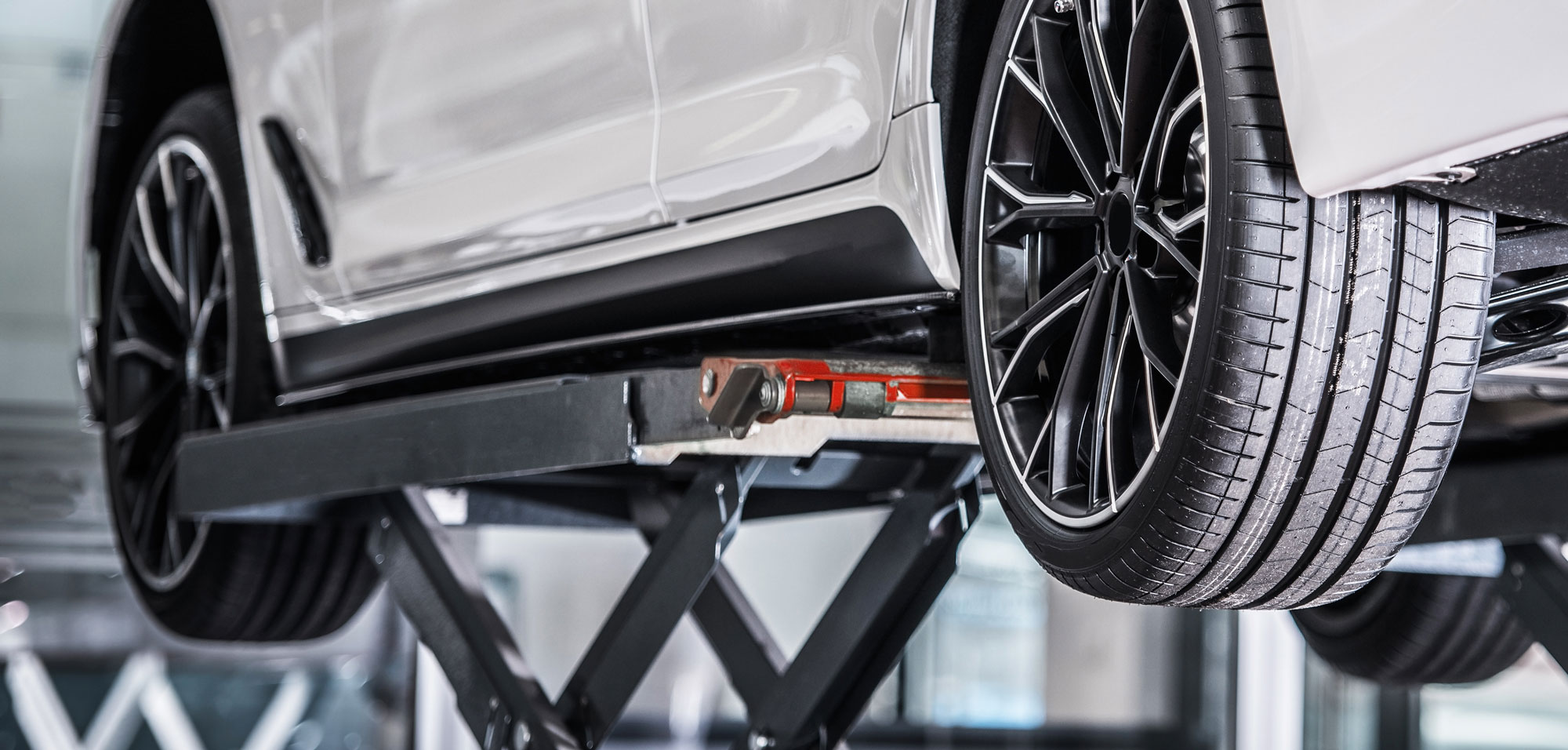 Auto auf einer Hebebühne in einer Werkstatt